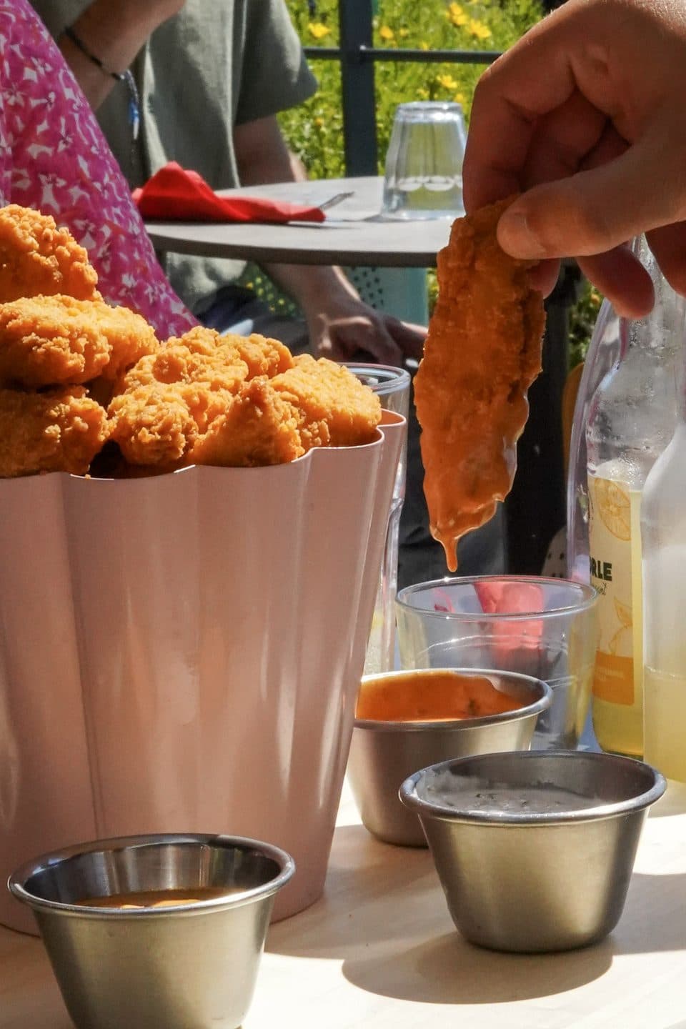 Seau XXL de tenders façon Kentucky avec ses sauces maison